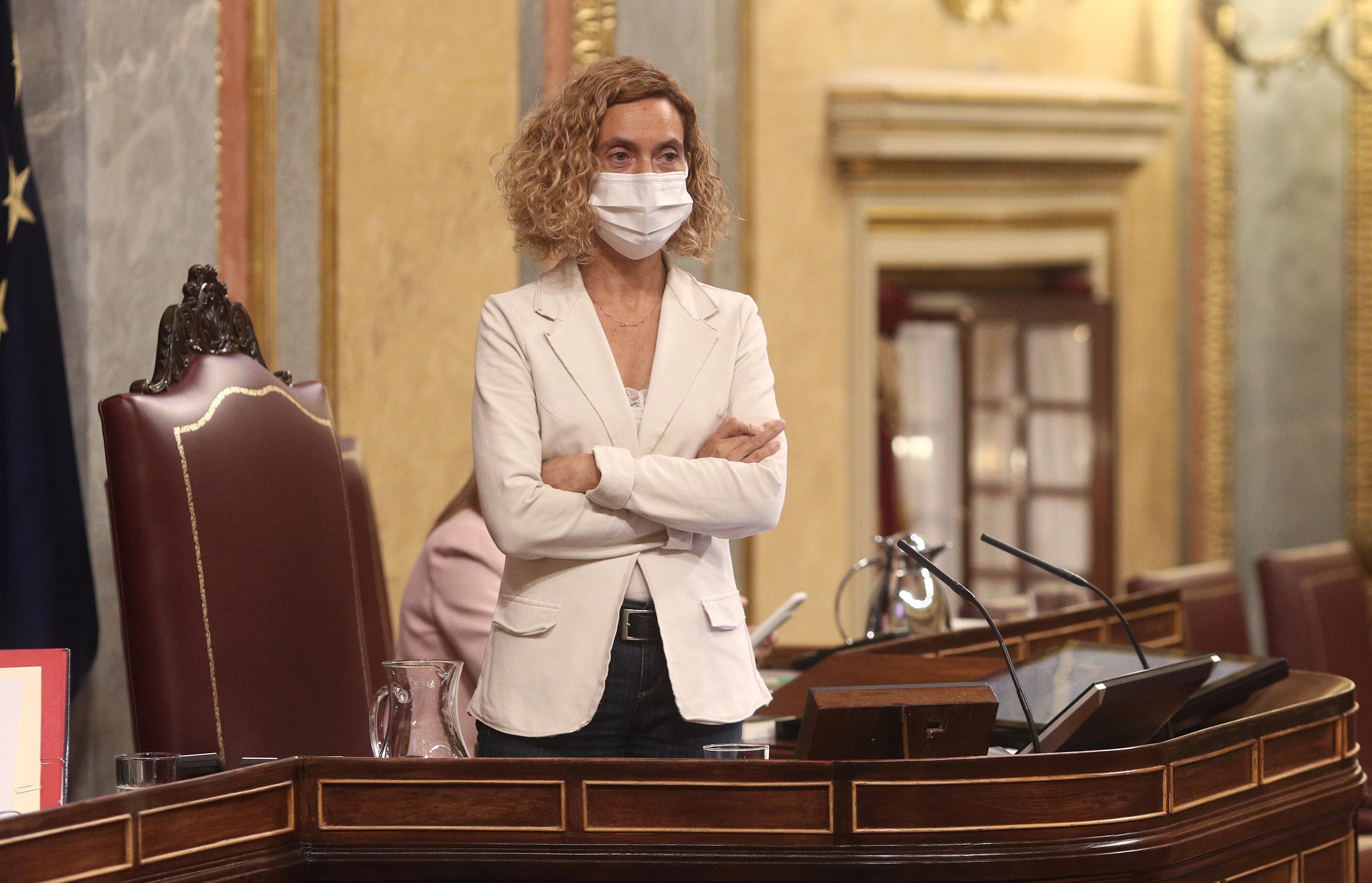 La presidenta del Congreso de los Diputados, Meritxell Batet, se pone en pie en el Congreso de los Diputados durante la segunda jornada del debate de los Presupuestos Generales para 2021. Fuente: Europa Press.