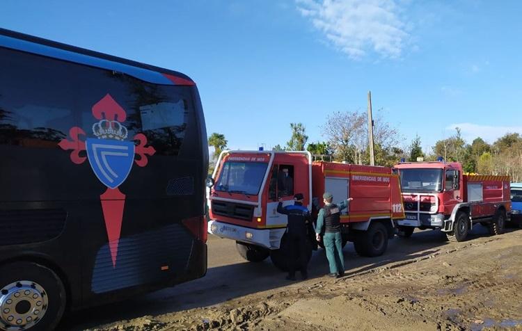 Imagen de los coches de bomberos junto al autobús del R.C. Celta.