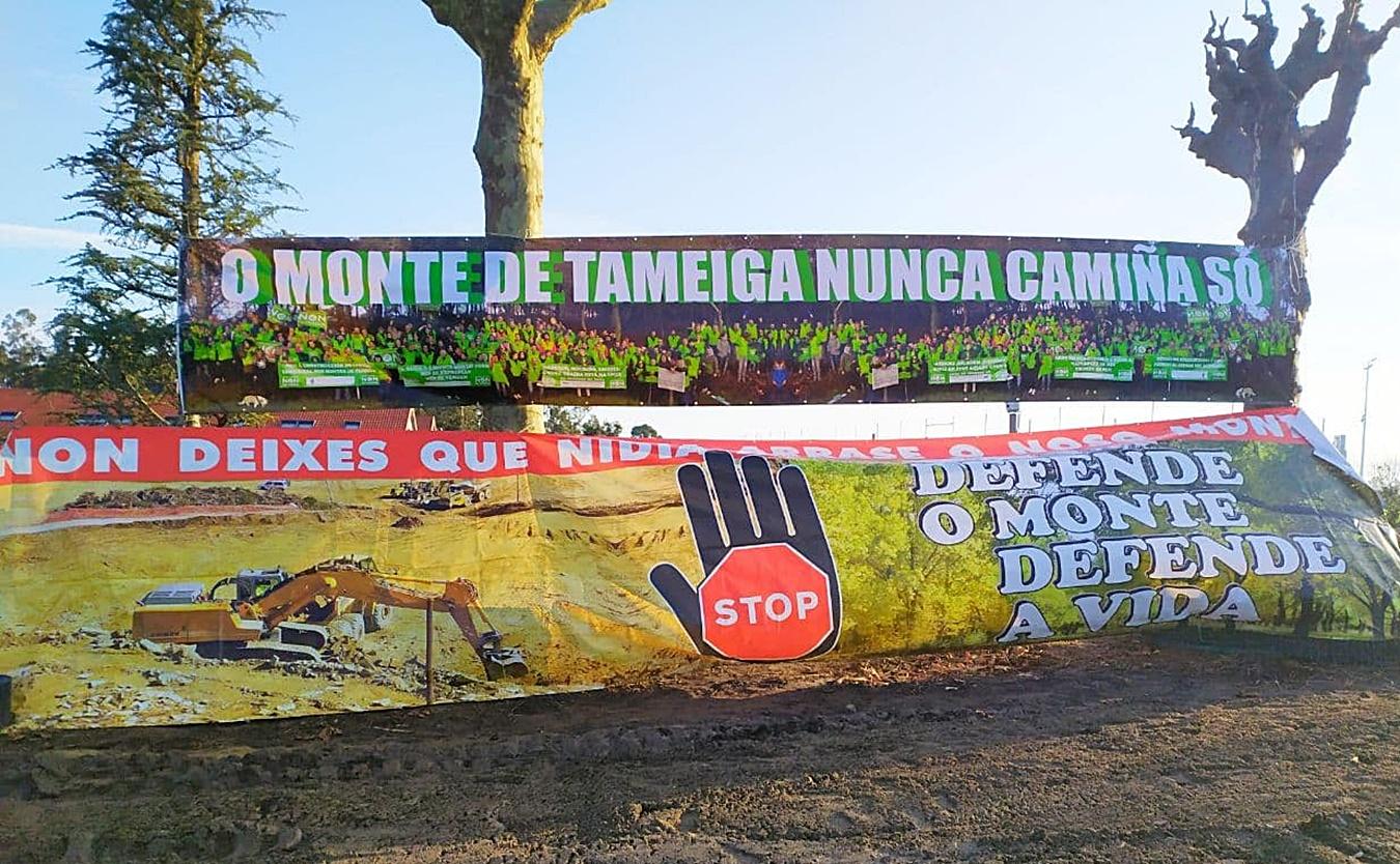 Una de las pancartas instaladas por la comunidad de montes el día de la inauguración de la Ciudad Deportiva del R.C. Celta.