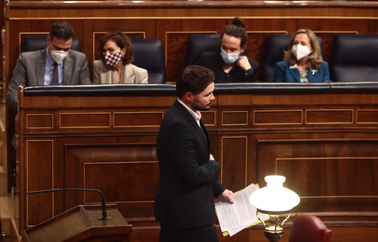 El presidente del Gobierno, Pedro Sánchez; la vicepresidenta primera, Carmen Calvo; el portavoz parlamentario de ERC, Gabriel Rufián; el vicepresidente segundo, Pablo Iglesias, y la vicepresidenta tercera, Nadia Calviño