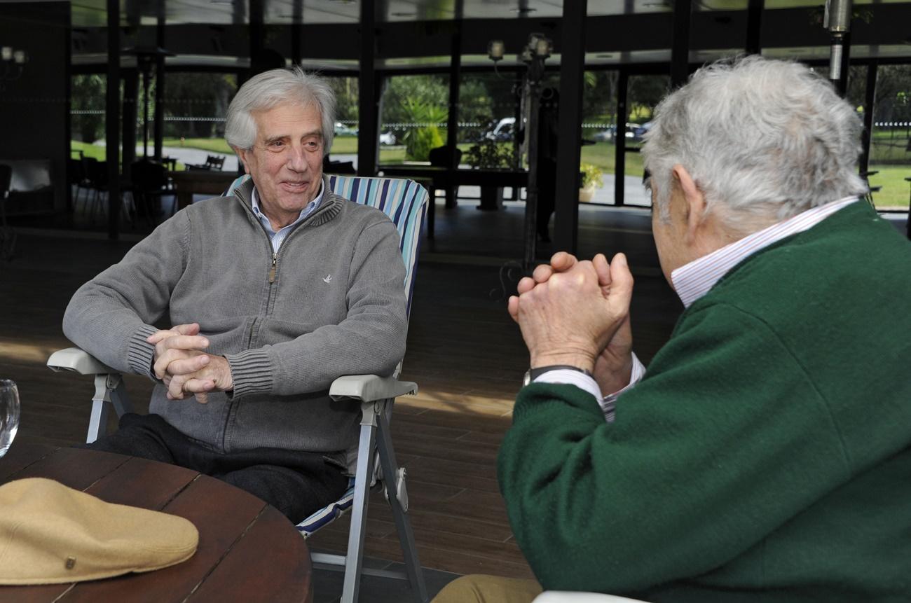 Tabaré Vázaquez con José Mujica tras terminar su tratamiento de radioterapia