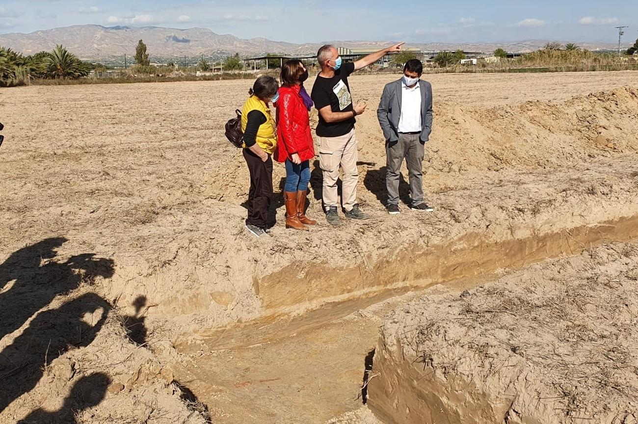 Visita de la consellera de Participación, Transparencia, Cooperación y Calidad Democrática, Rosa Pérez Garijo, visita el campo de concentración franquista de Albatera