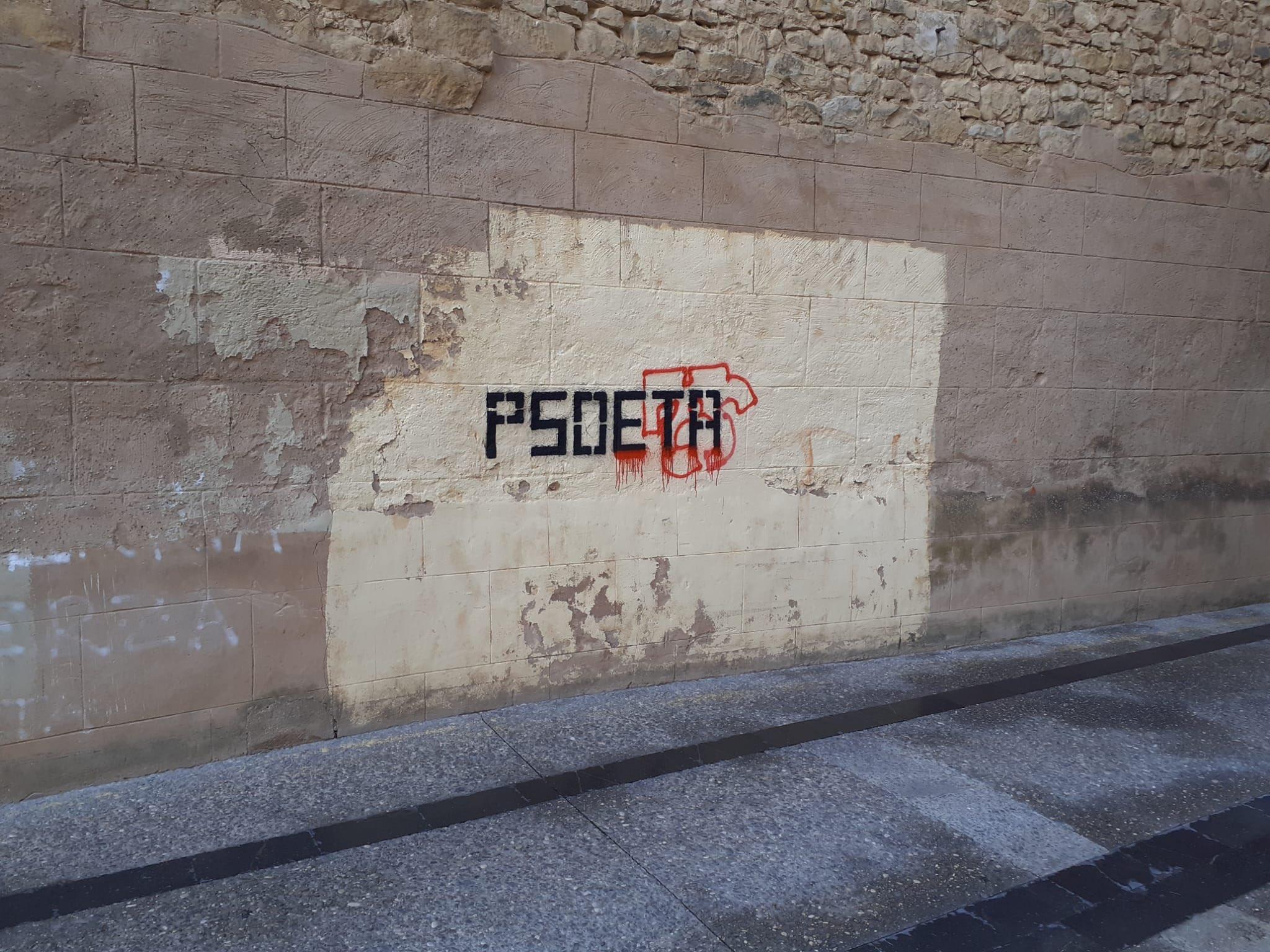 Pintada de 'PSOETA' frente a la puerta del Ayuntamiento de Viana (Navarra). Fuente: Twitter.