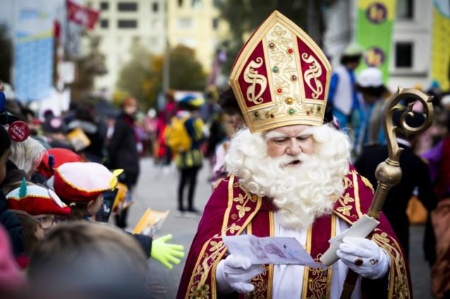 Todos los años en diversas ciudades holandesas esta persona es recibida con todo tipo de agasajos, este año ha vuelto a ocurrir a pesar de las medidas Covid