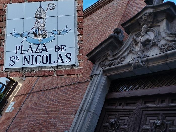San Nicolás sigue siendo recordado en España como un santo protector de niños como refleja esta placa junto a la iglesia de San Nicolás en Madrid