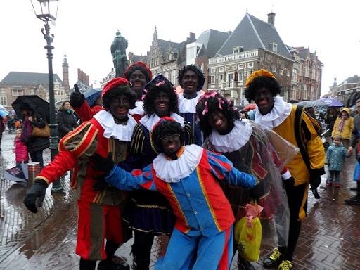 Originariamente solo había un ayudante Zwarte Piet pero su popularidad ha crecido tanto que ahora es todo un séquito