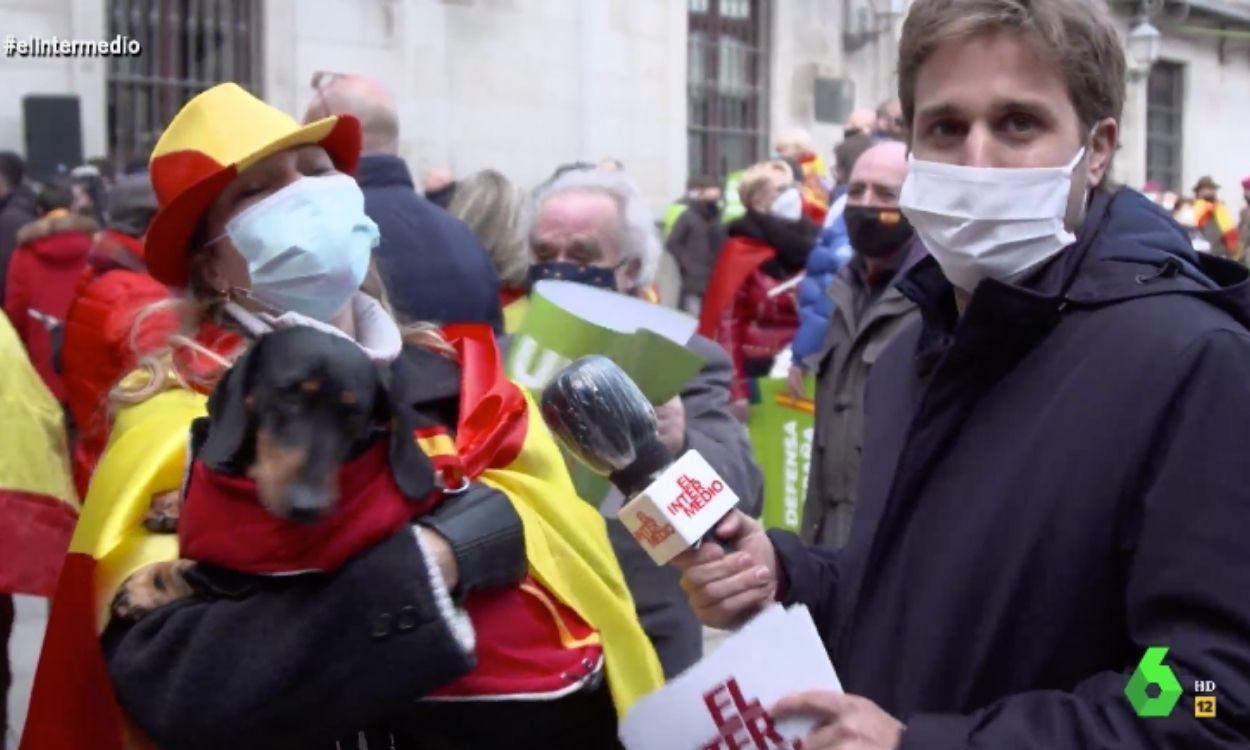 El rifirrafe entre dos simpatizantes de Vox por El Intermedio en pleno reportaje de Pablo Ibarburu