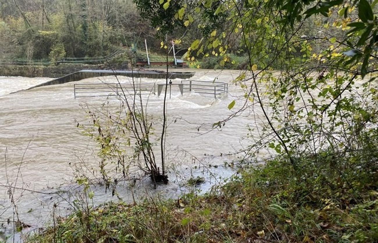 Las intensas lluvias desbordan ríos e inundan garajes y viviendas en Cantabria