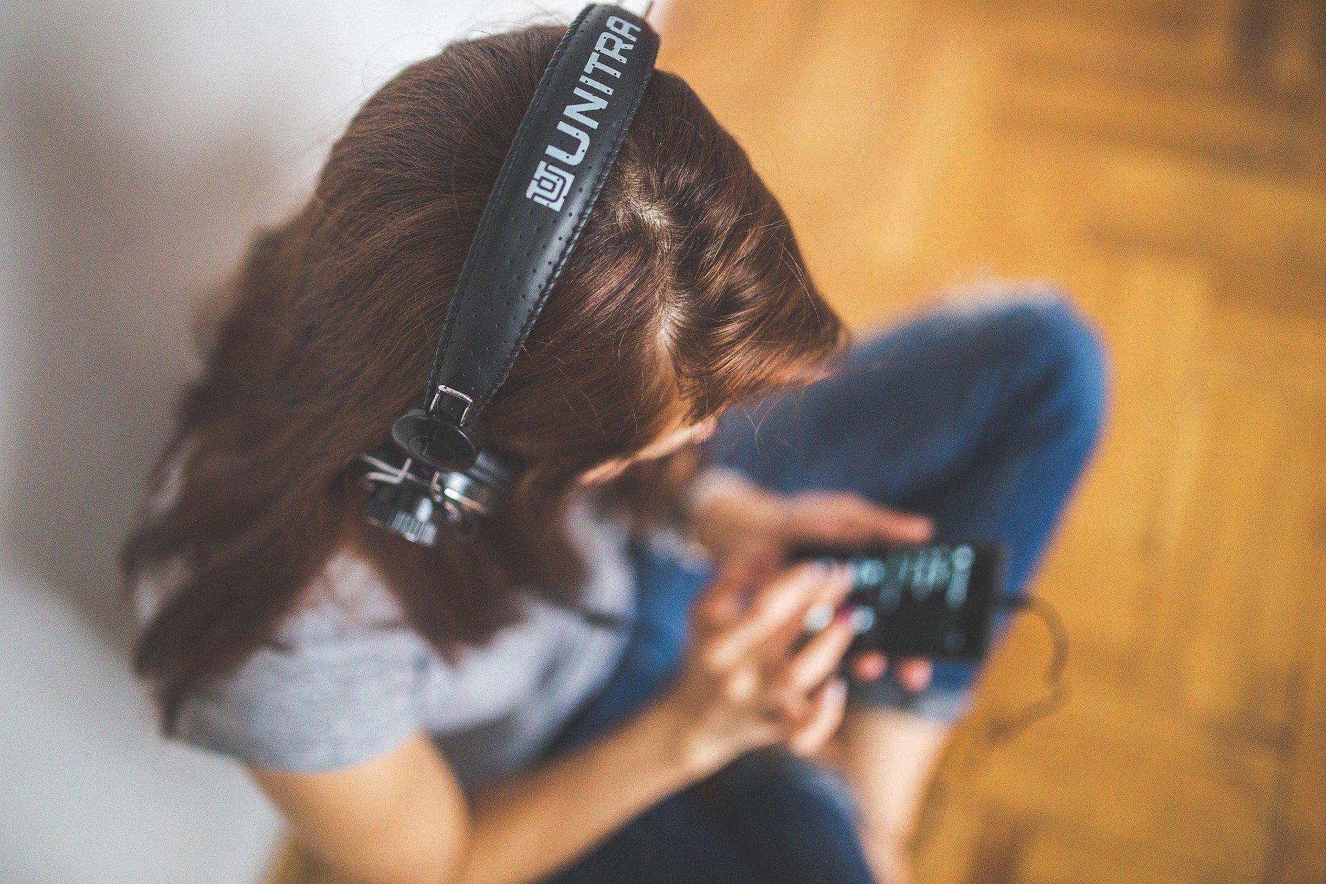 Una mujer escucha música con sus cascos / Pixabay