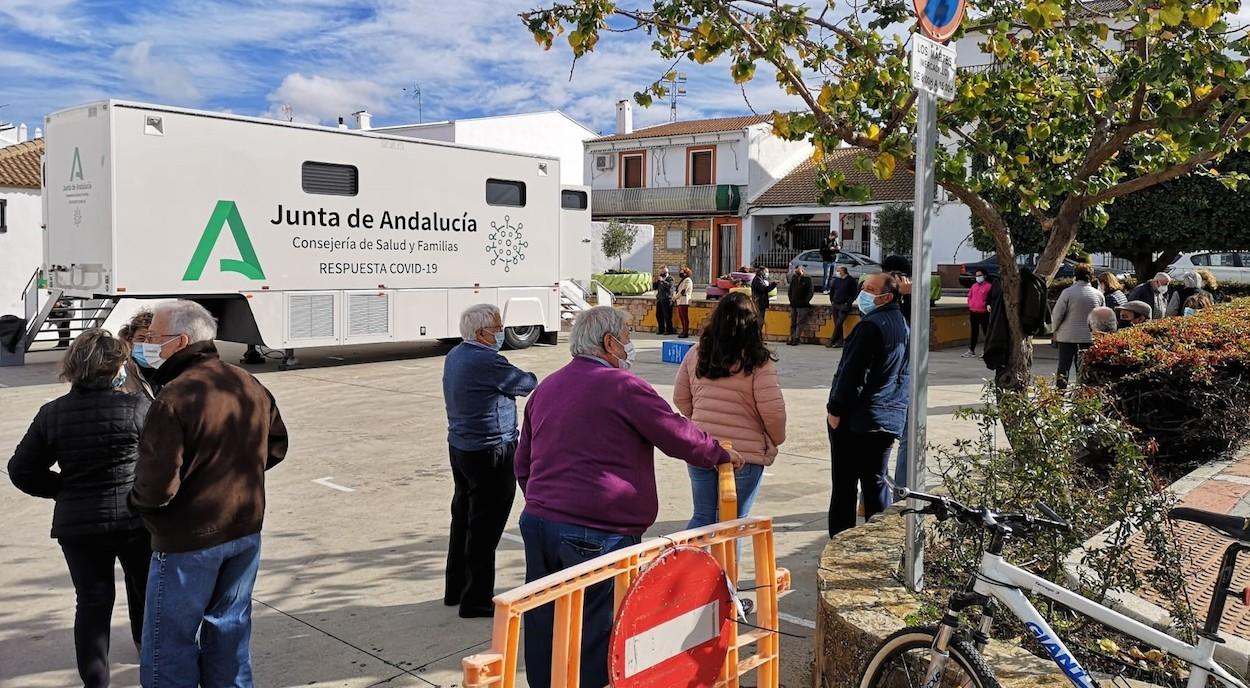 La unidad móvil de Covid-19 de la Consejería de Salud en Cuevas del Becerro (Málaga).