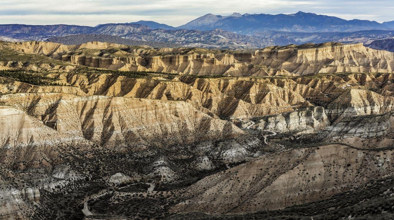 El cañón de los Coloraos, en el Geoparque de Granada, acoge numerosas cuevas-casa