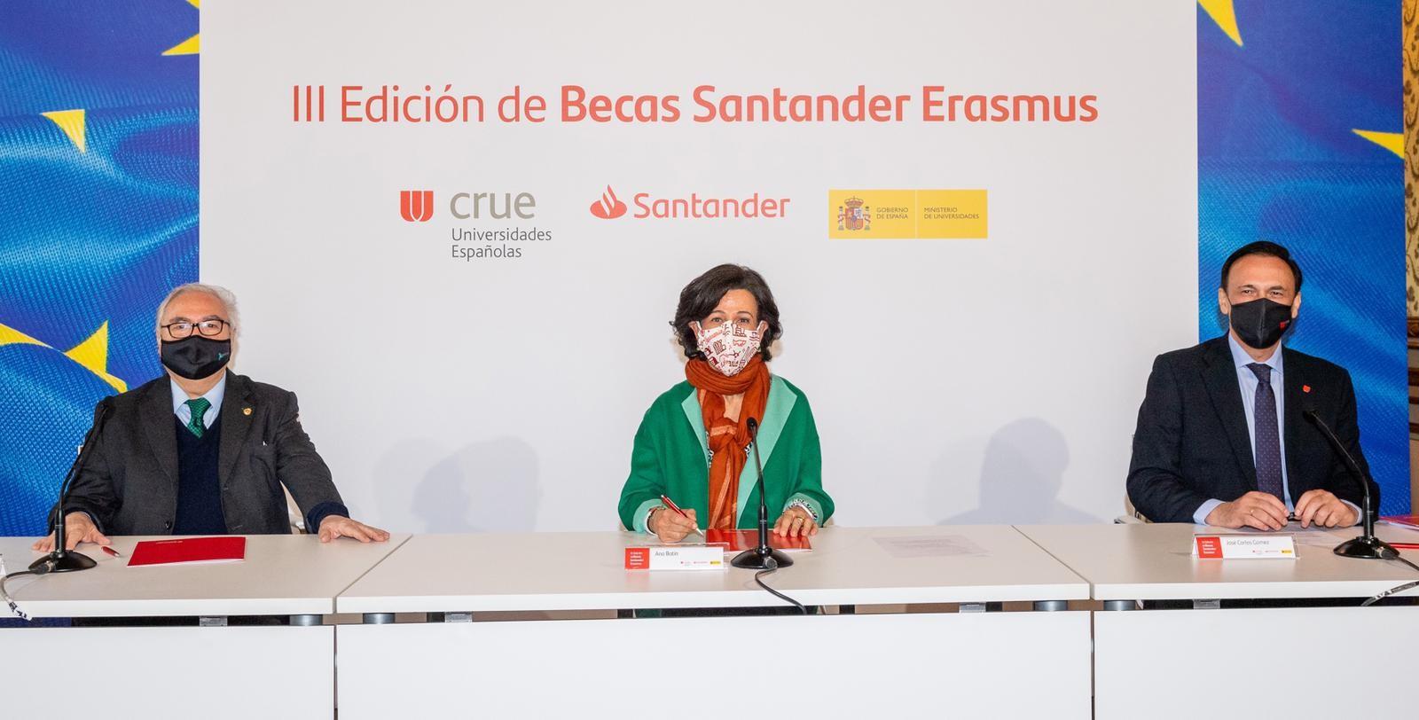 El ministro de Universidades, Manuel Castell; la presidenta de Banco Santander, Ana Botín y el presidente de Crue, José Carlos Gómez Villamandos