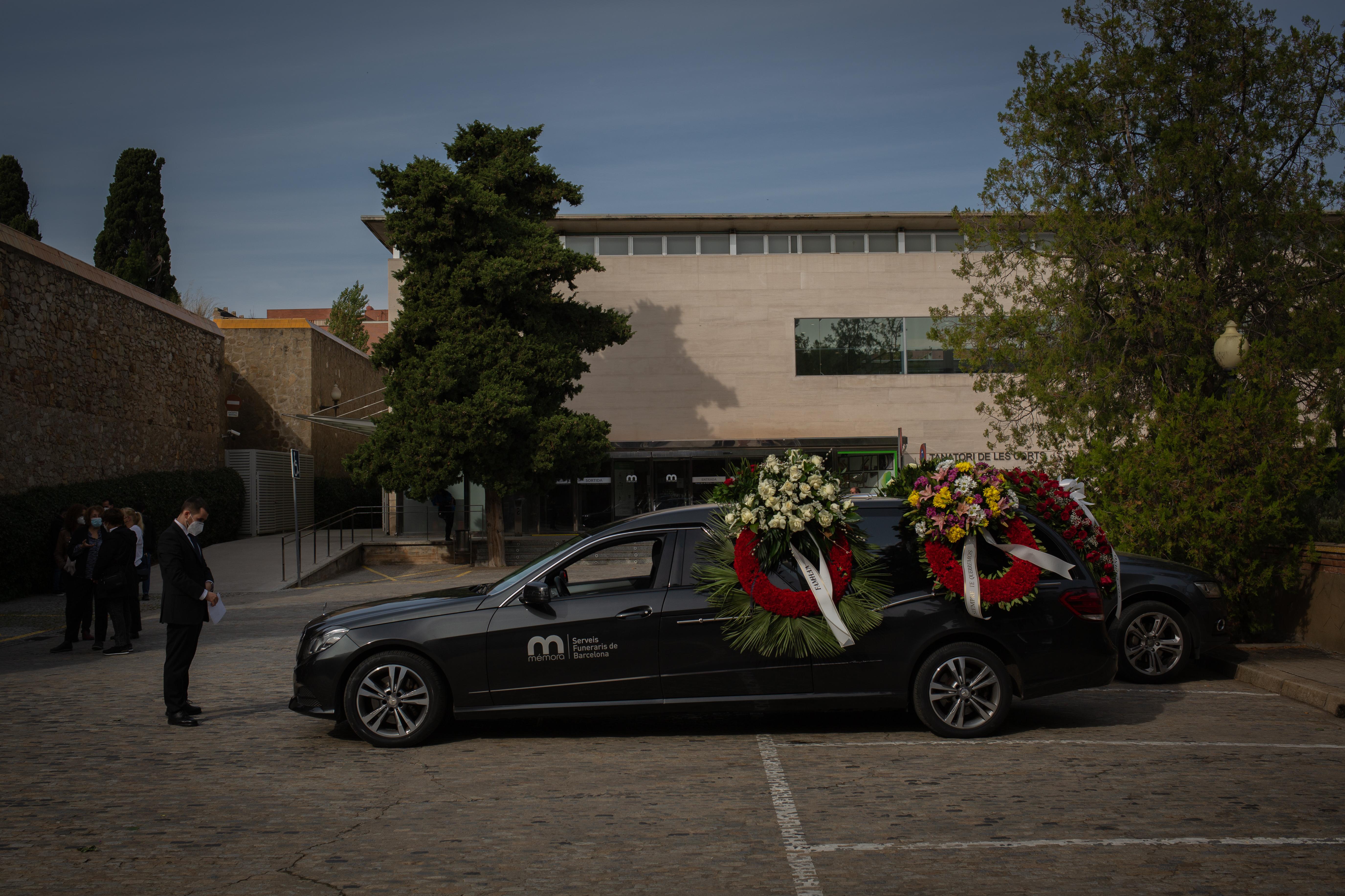Un coche fúnebre llega al tanatorio de Les Corts Barcelona