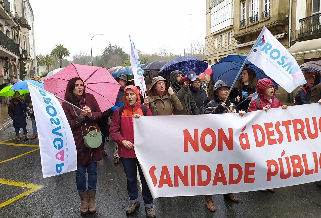 Imagen de representantes de Prosagap en la marcha por la sanidad pública gallega de febrero pasado (Foto: Facebook Prosagap)