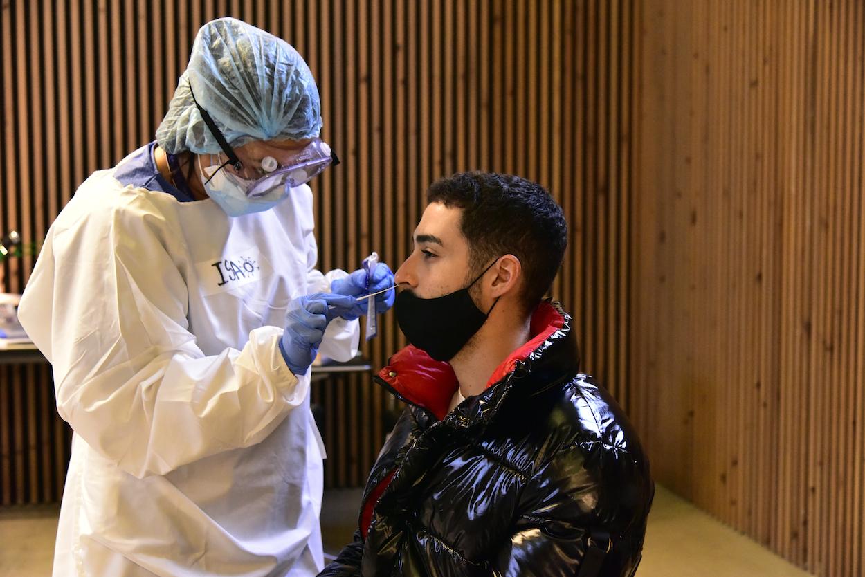 Realización de test de antígenos en el Hospital de Sant Pau de Barcelona. DAVID OLLER/EP