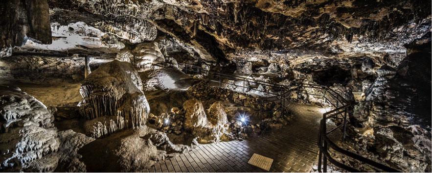 Una de las salas de la Cueva de las Ventanas de Piñar