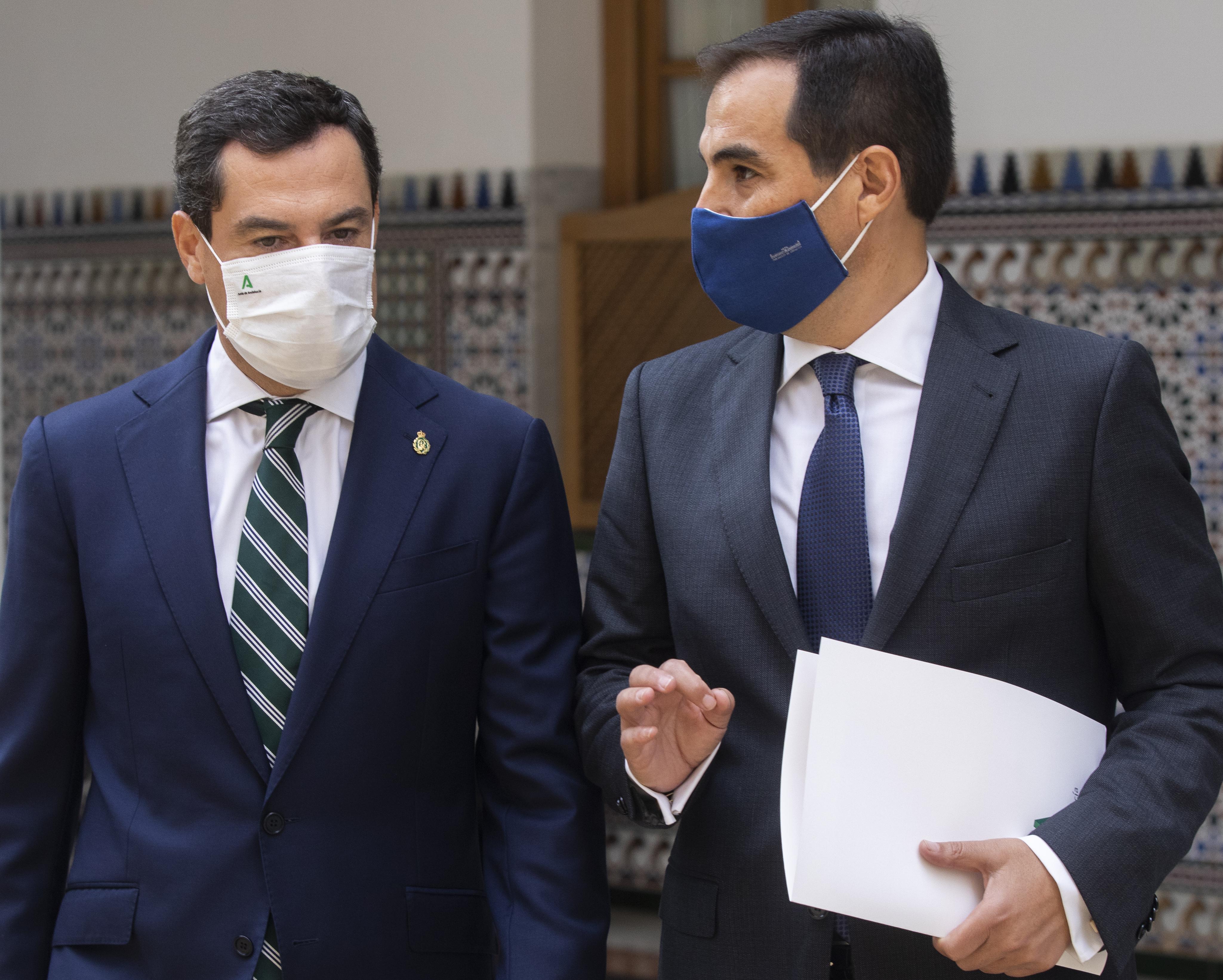 El presidente de la Junta de Andalucía, Juanma Moreno (i), junto al portavoz del grupo parlamentario popular José Antonio Nieto (d). EP