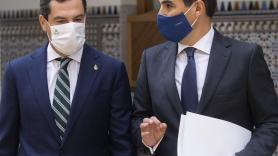 El presidente de la Junta de Andalucía, Juanma Moreno (i), junto al portavoz del grupo parlamentario popular José Antonio Nieto (d). EP
