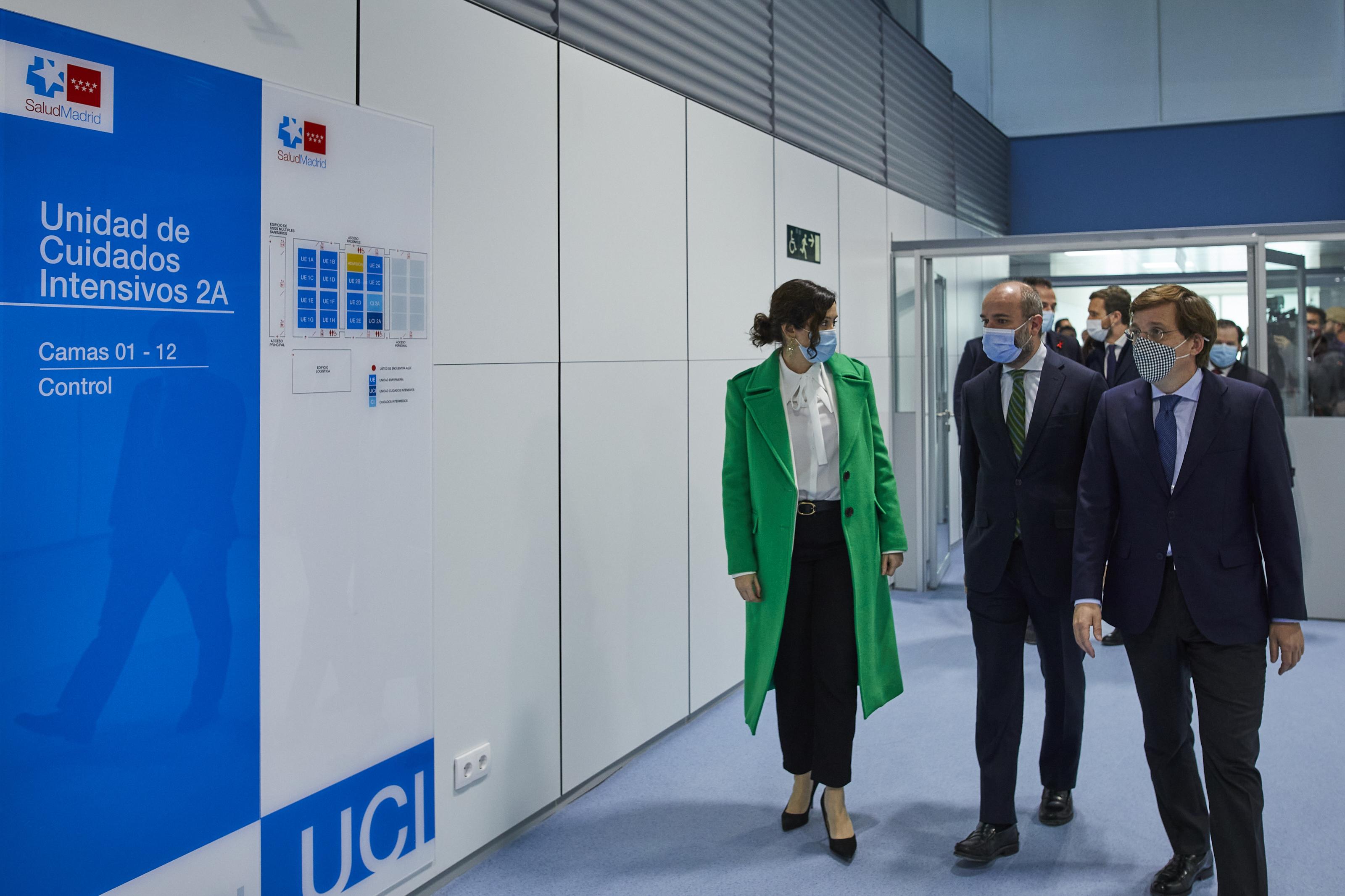 La presidenta de la Comunidad de Madrid, Isabel Díaz Ayuso, con el presidente de la Asamblea de Madrid, Juan Trinidad (c) y el alcalde de Madrid, José Luis Martínez-Almeida, durante la inauguración del Hospital Isabel Zendal