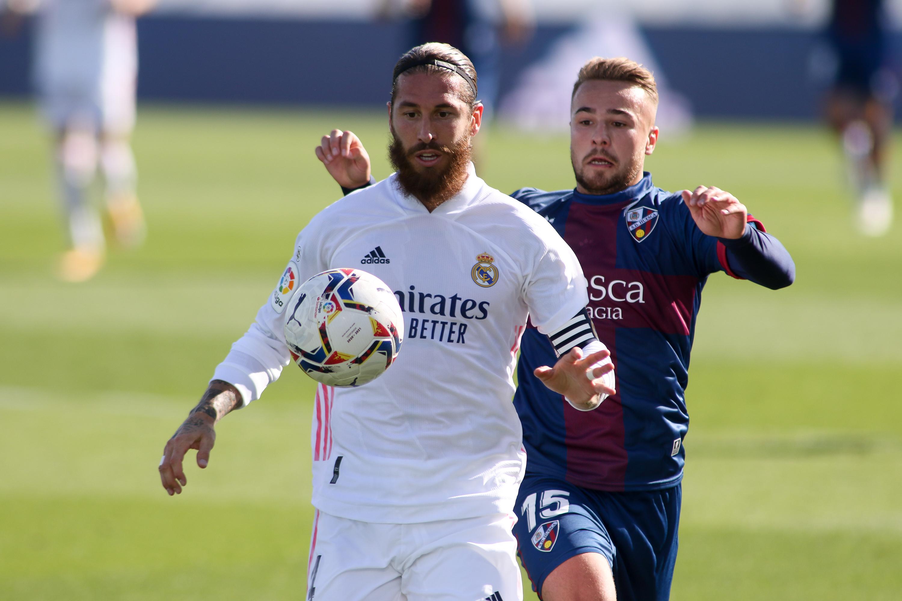 Sergio Ramos y Javi Ontiveros en un partido entre el Huesca y el Real Madrid