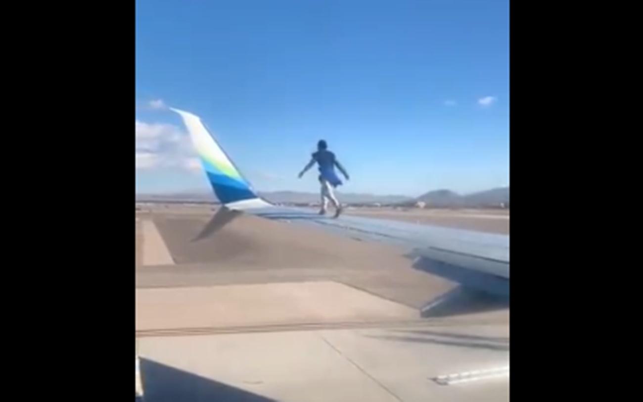 Un hombre camina sobre el ala de un avión en Las Vegas antes del despegue