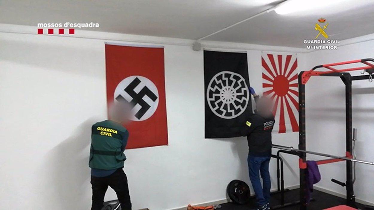 Banderas nazis y supremacistas incautadas en una operación de la Guardia Civil y los Mossos d'Esquadra.