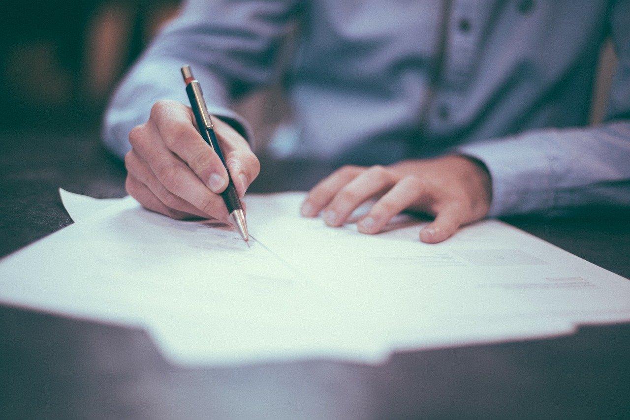 Un hombre firmando un contrato. Pixabay
