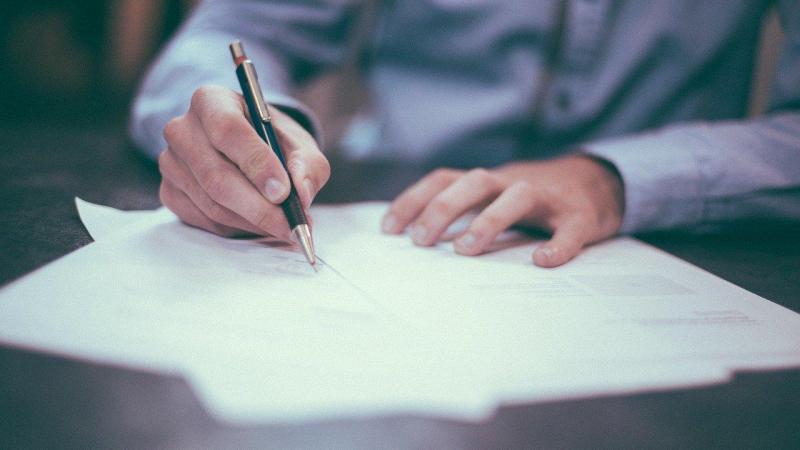 Un hombre firmando un contrato. Pixabay