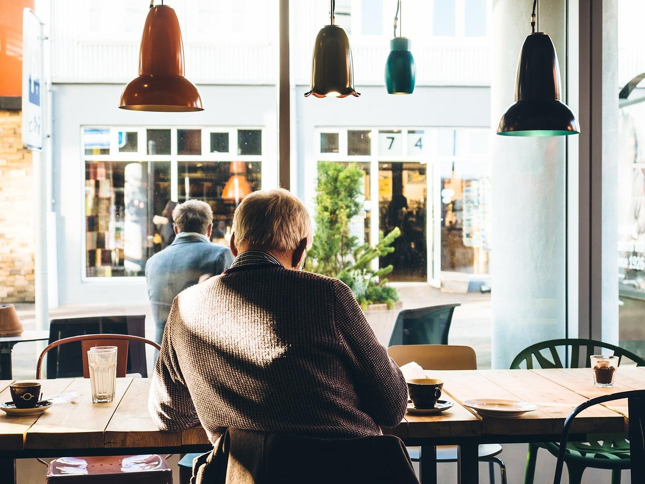 Un jubilado en una cafetería. Pixabay