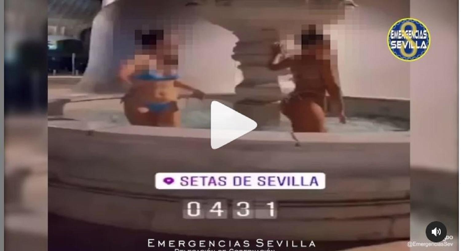 Dos jóvenes bailan desnudas en una fuente. Instagram