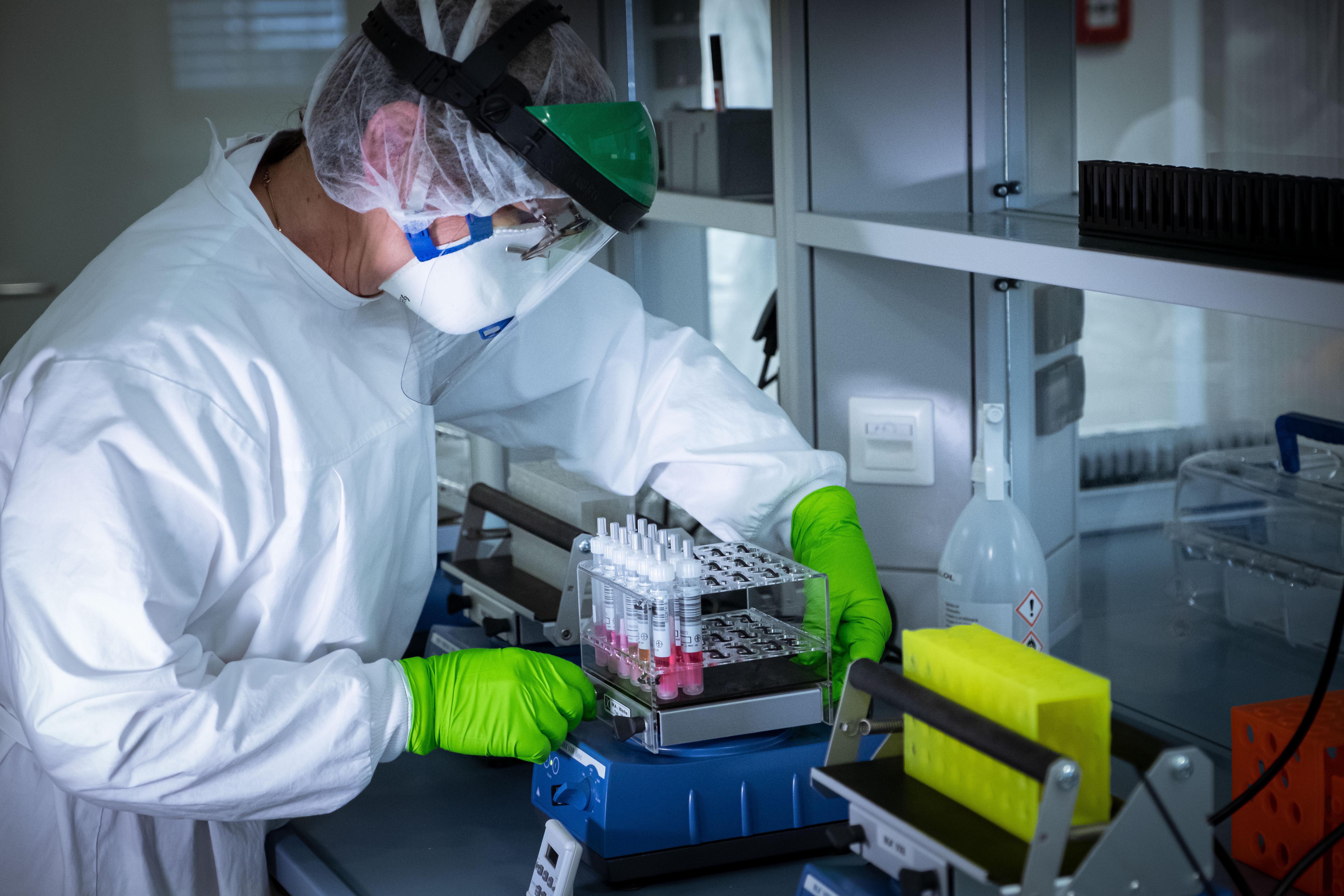 Imagen de recurso de un científico trabajando en un laboratorio. Fuente: Europa Press.