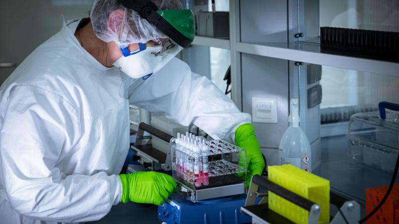Imagen de recurso de un científico trabajando en un laboratorio. Fuente: Europa Press.