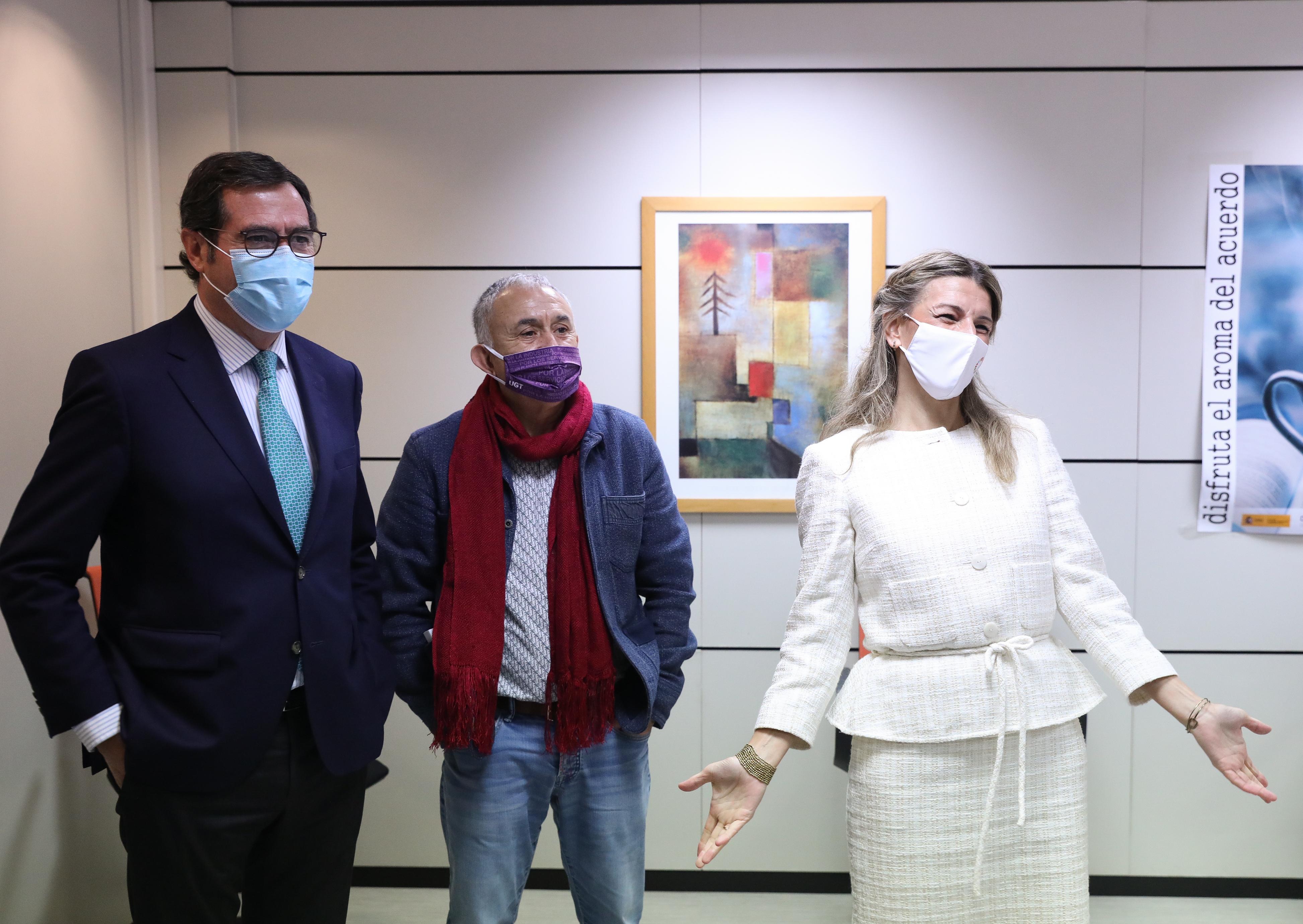 El presidente de CEOE, Antonio Garamendi (izquierda); el líder de UGT, Pepe Álvarez; y la ministra de Trabajo, Yolanda Díaz. Fuente: Europa Press.