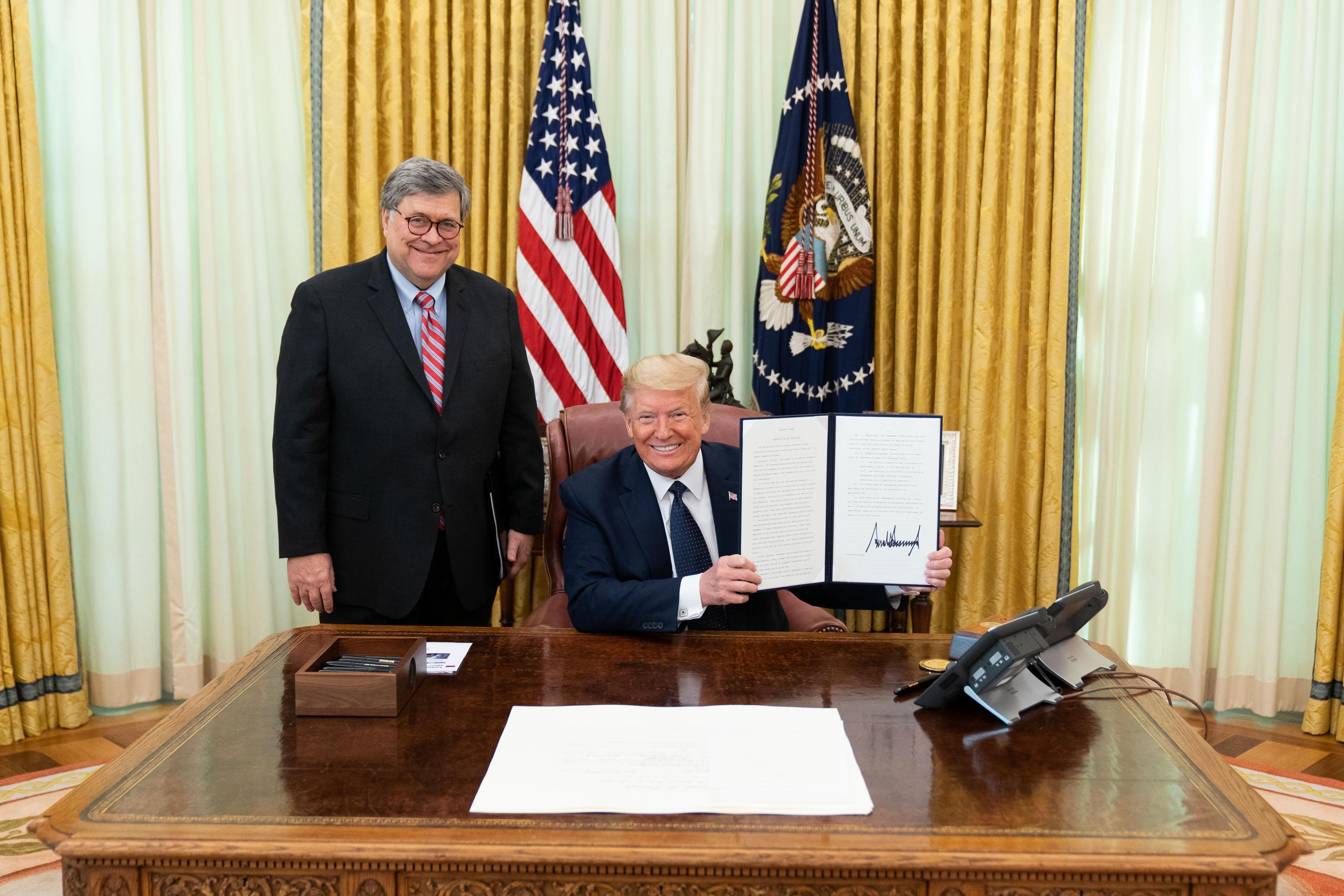 El fiscal general de Estados Unidos, William Barr, junto a Trump en la Casa Blanca. EP