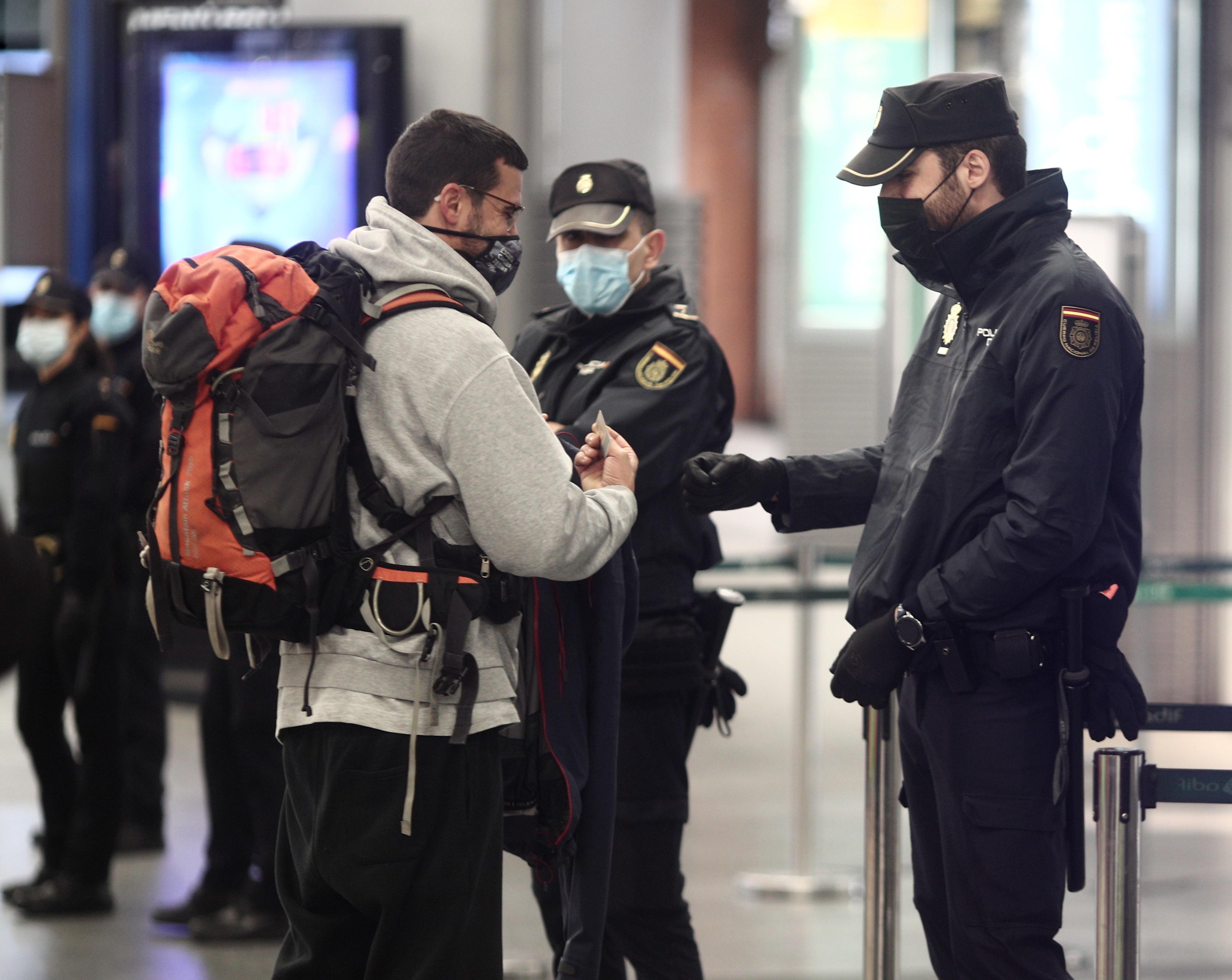 Agentes de la Policía Nacional vigilan que se cumplan las normas / EP