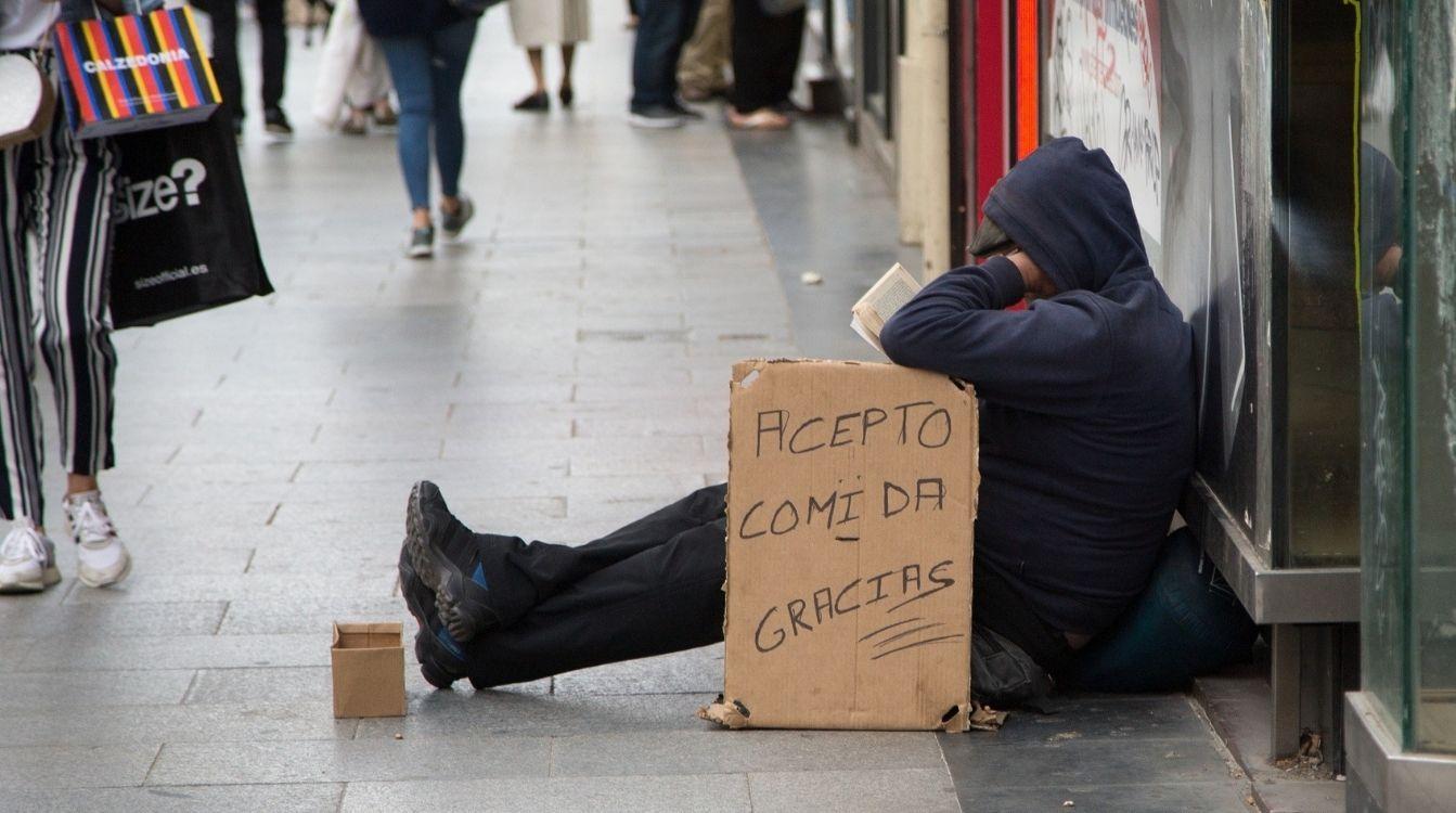 Imagen de archivo de una persona pidiendo limosna en la calle.