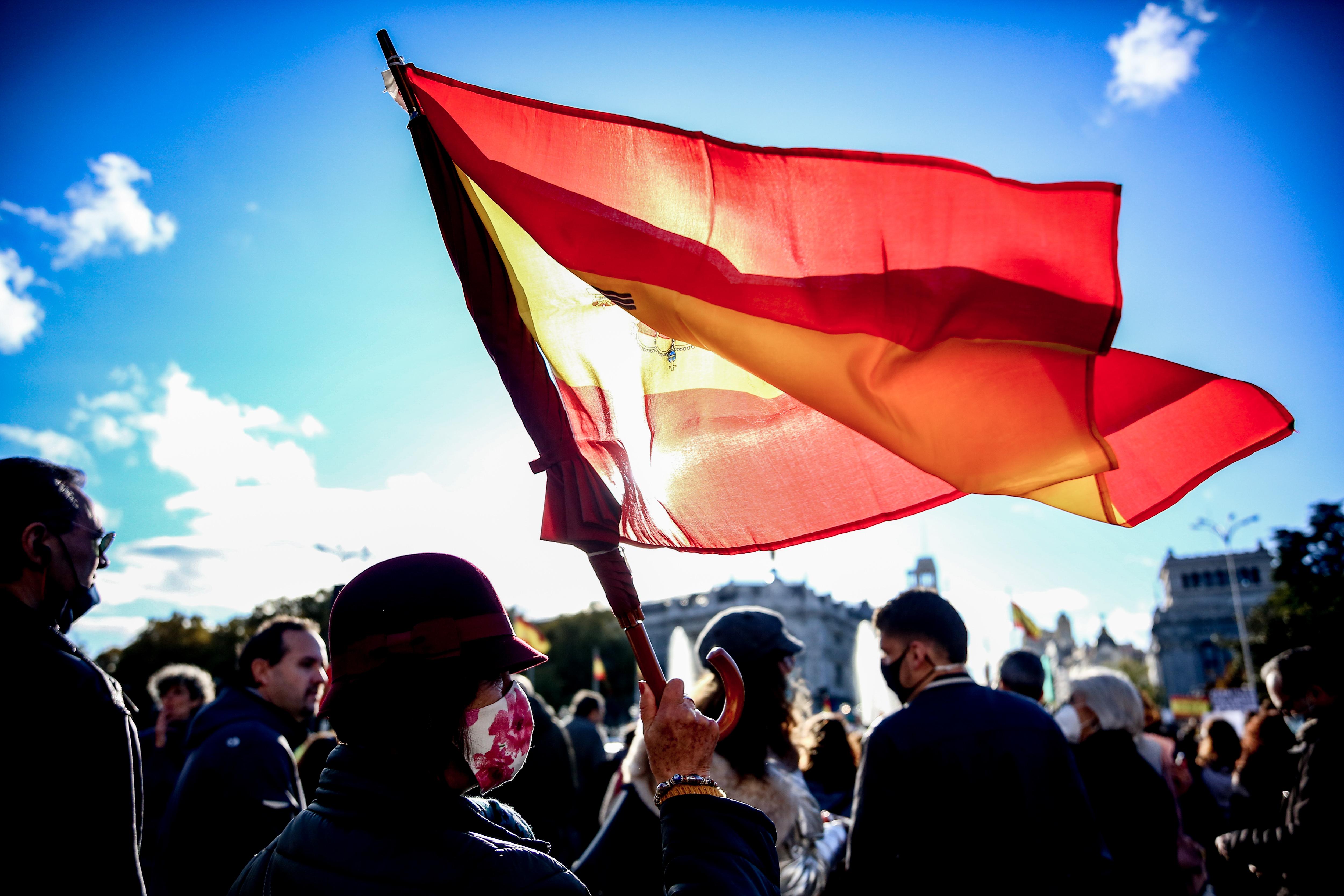 Imagen de recurso de una persona ondeando la bandera de España. Fuente: Europa Press.