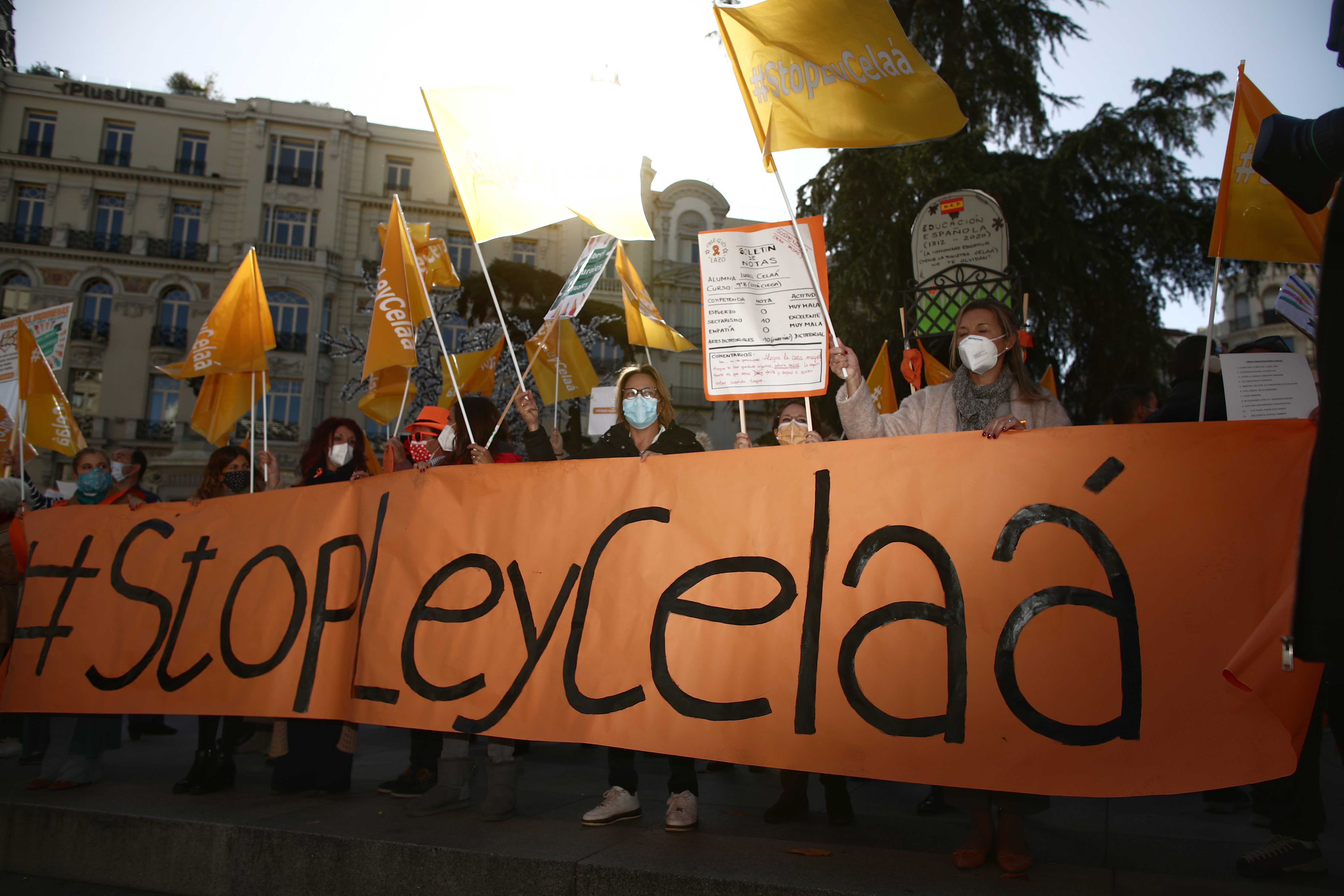 Convocados por la Plataforma Más Plurales, colectivos de la educación concertada se manifiestan contra la ‘Ley Celaá’ en el Congreso, el día de su aprobación, en Madrid (España), a 19 de noviembre de 2020. Fuente: EP.