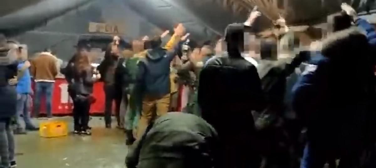 Soldados celebran con el saludo neonazi en un cuartel del Ejército. La Marea