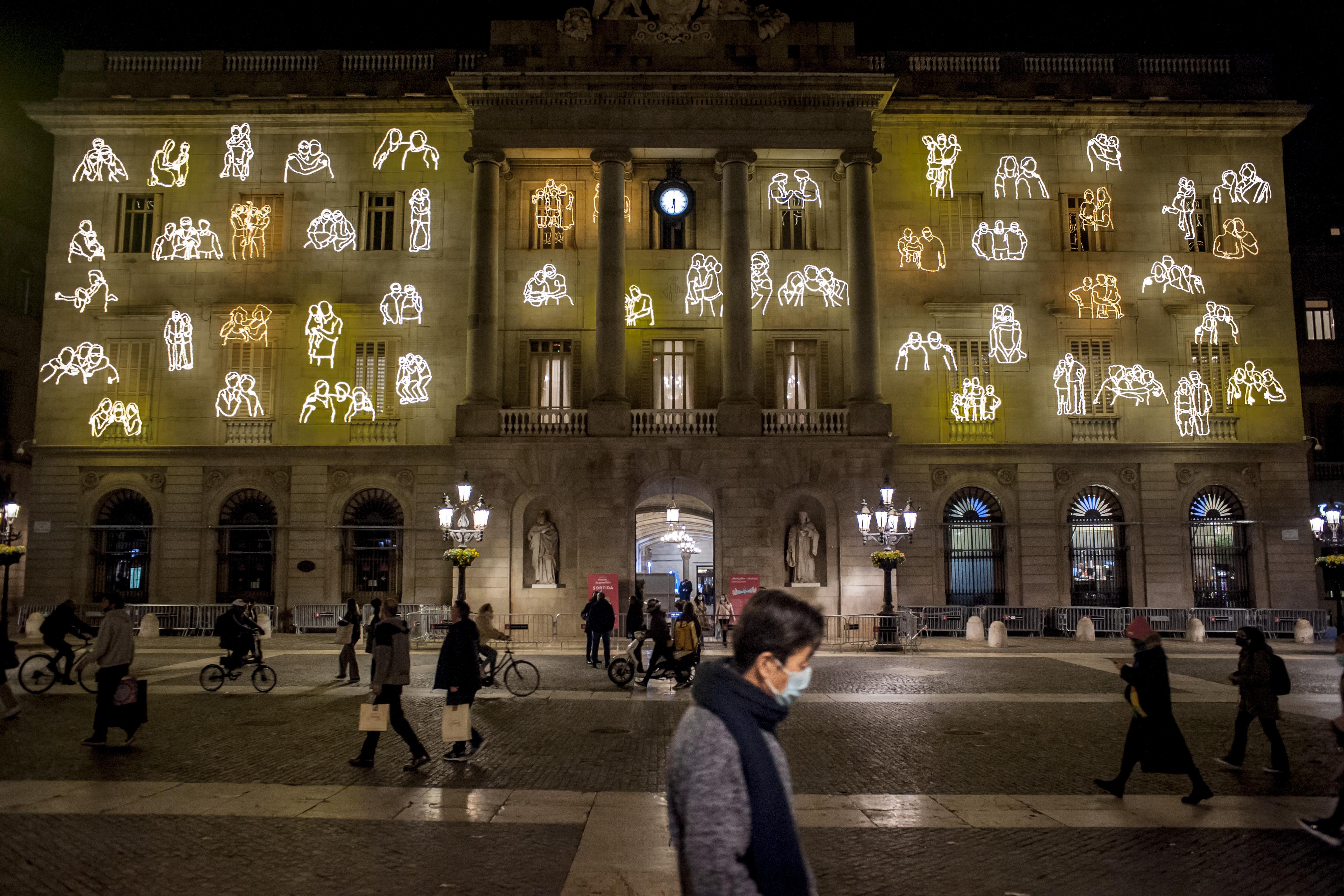 Un ciudadano pasea por Barcelona, iluminada con la decoración navideña. Europa Press