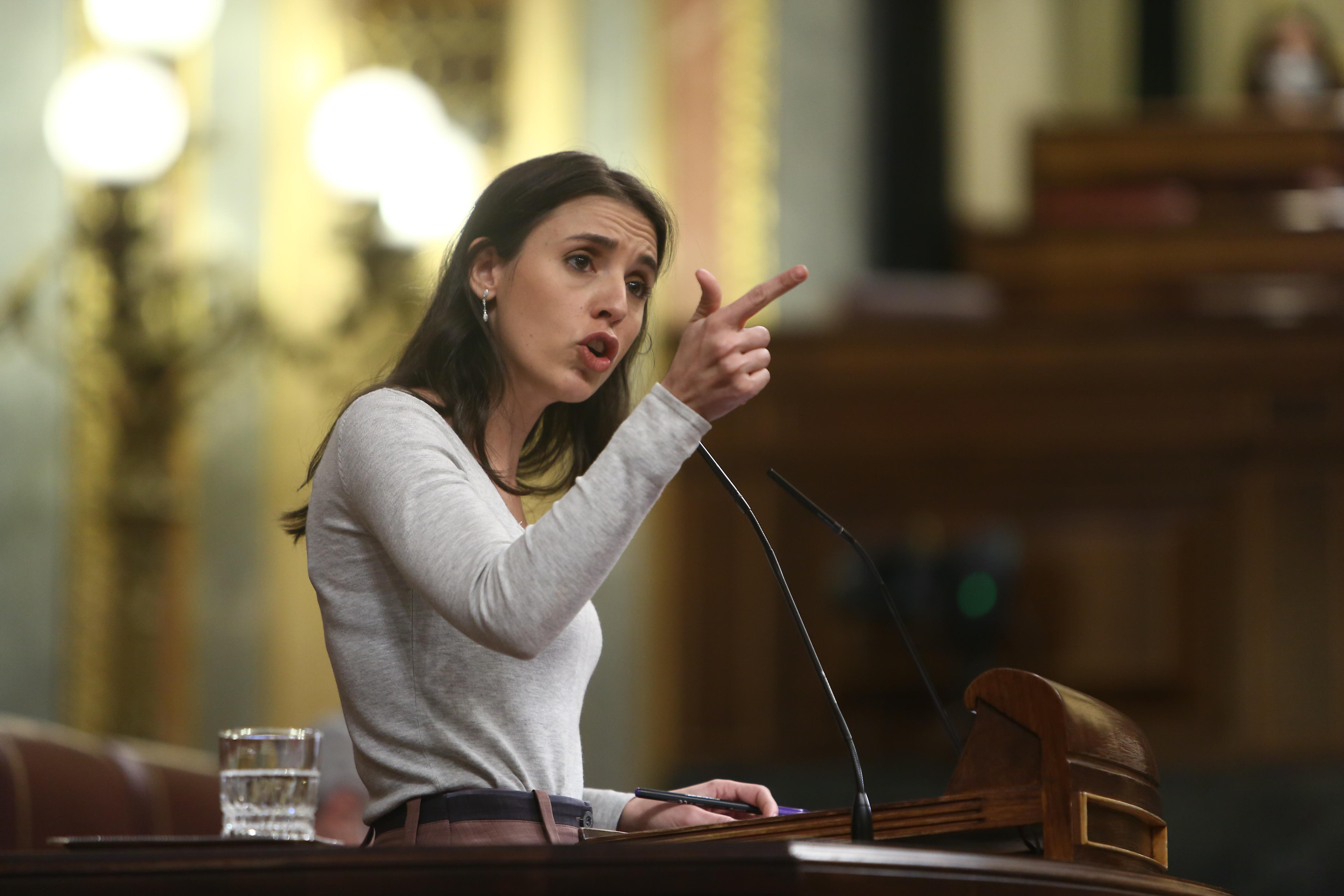 La ministra de Igualdad, Irene Montero, interviene durante una sesión plenaria en el Congreso de los Diputados