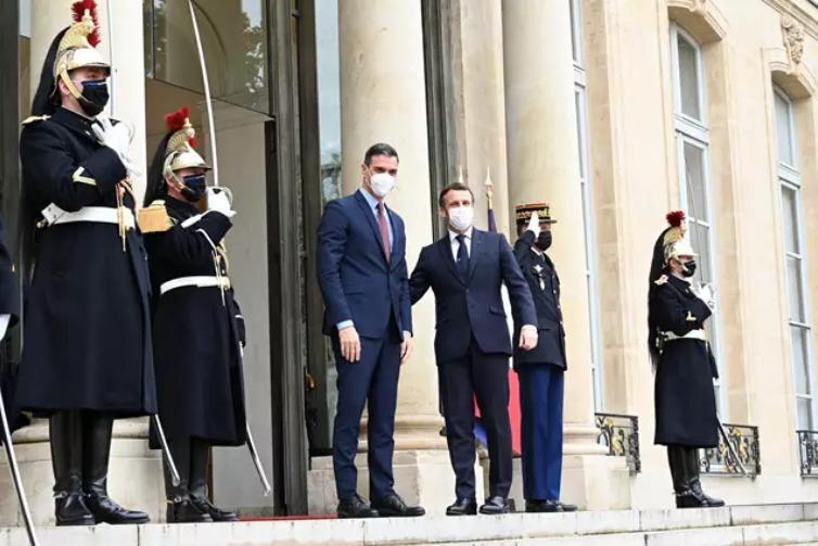 El presidente del Gobierno, Pedro Sánchez, junto al presidente de la República de Francia, Emmanuel Macron. Europa Press.