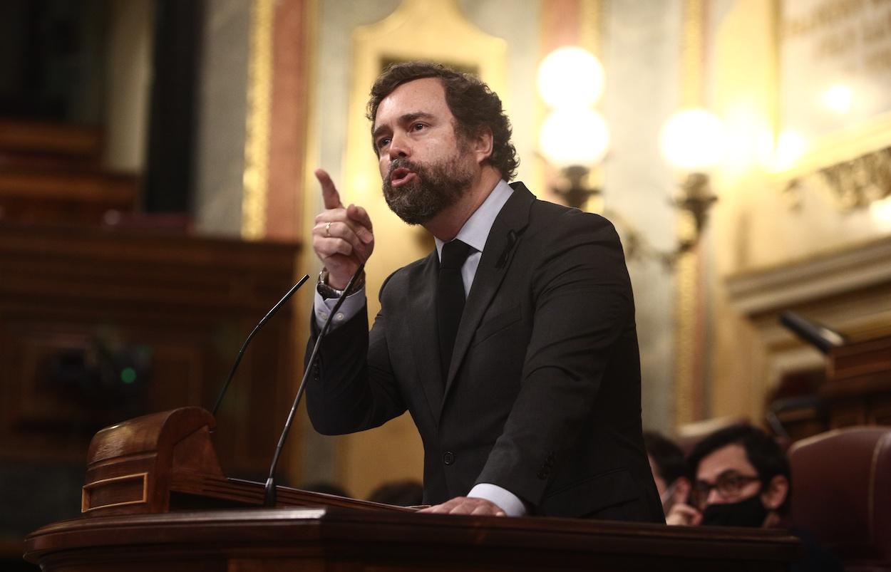 El portavoz parlamentario de Vox, Iván Espinosa de los Monteros interviene durante una sesión plenaria en el Congreso de los Diputados