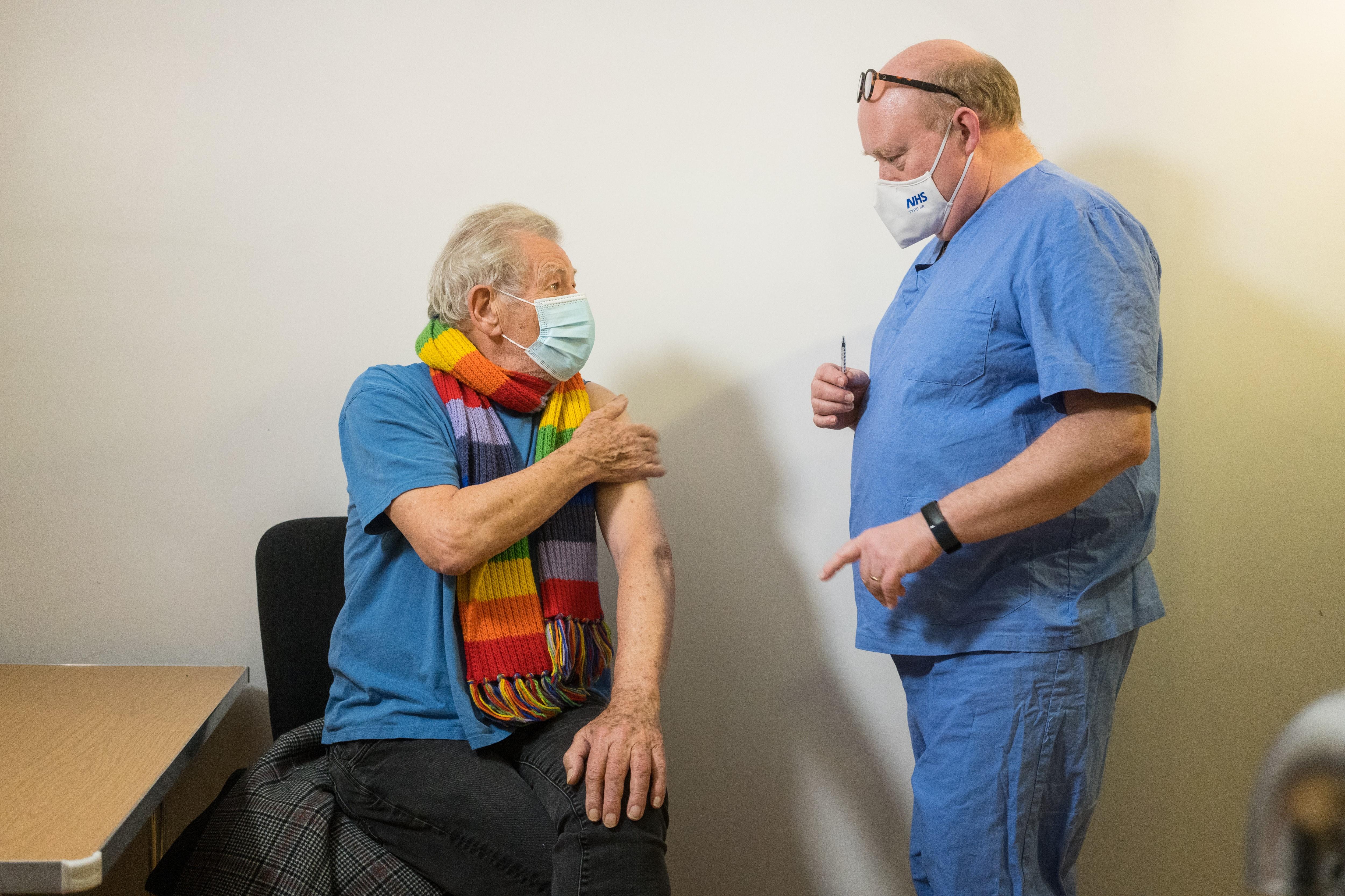 El actor Ian McKellen recibiendo la vacuna en Londres. EP