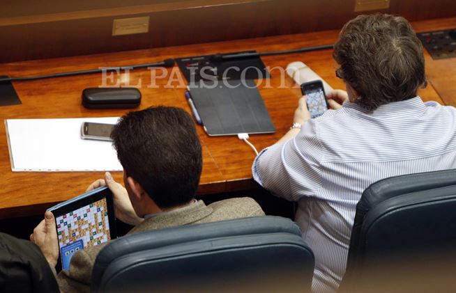 Rajoy no se puede enfadar con Celia: él en el Congreso no juega a Candy Crush, él sigue Roland Garros
