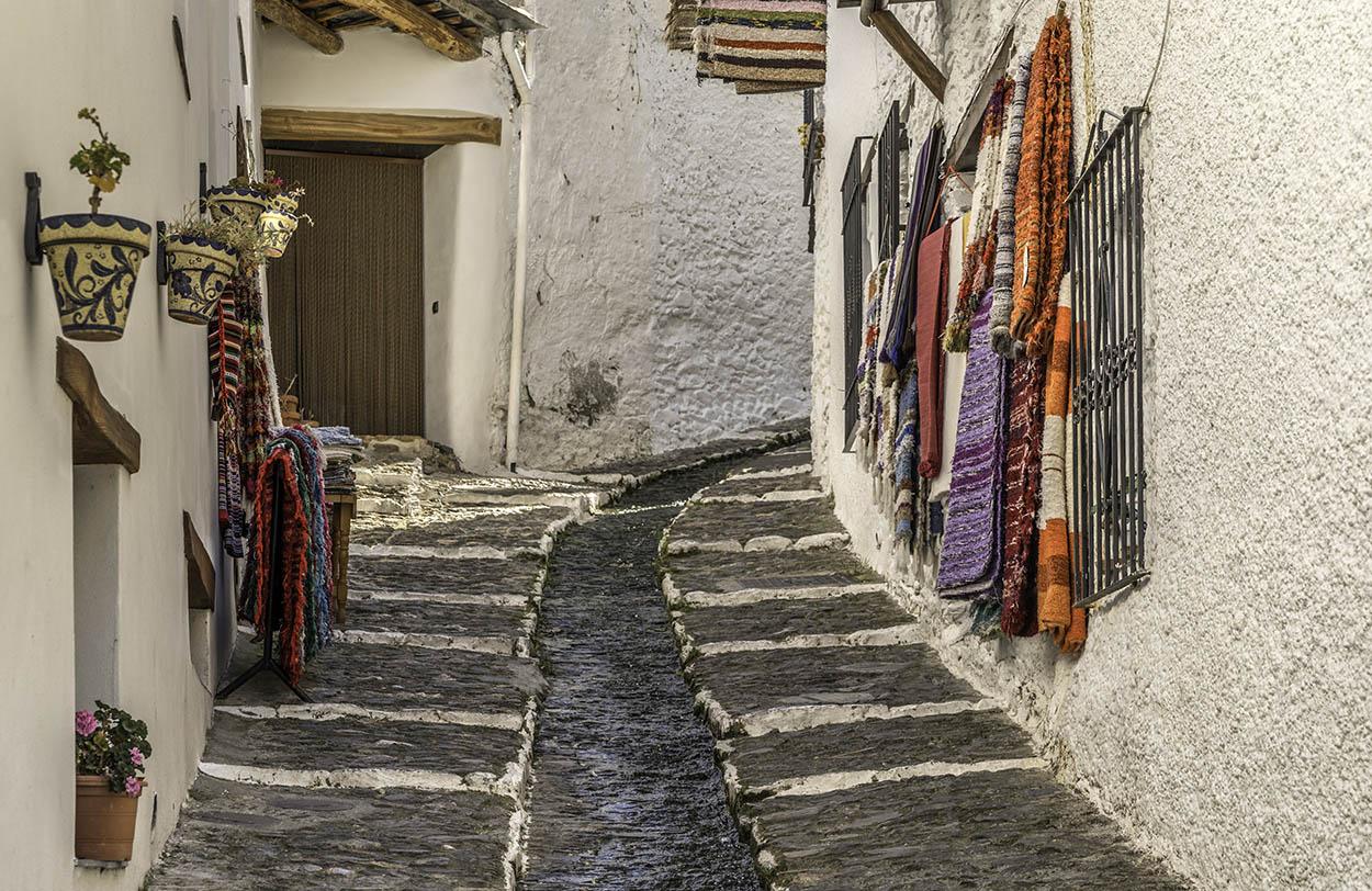 Laberintos de callejuelas blancas, como este rincón de Pampaneira, recorren los llamados pueblos blancos de la Alpujarra de Granada