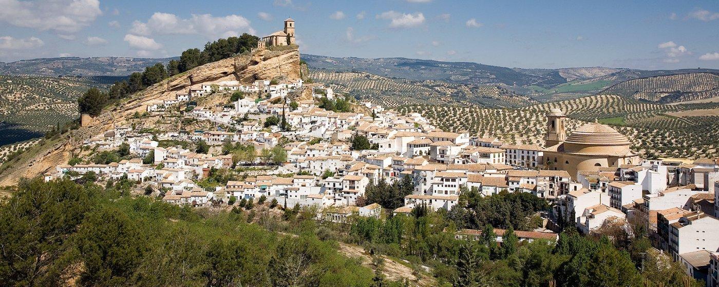 Montefrío ofrece al visitante un impresionante conjunto monumental, con su fortaleza árabe y la Iglesia de la Villa emplazaos en la cima de un peñón