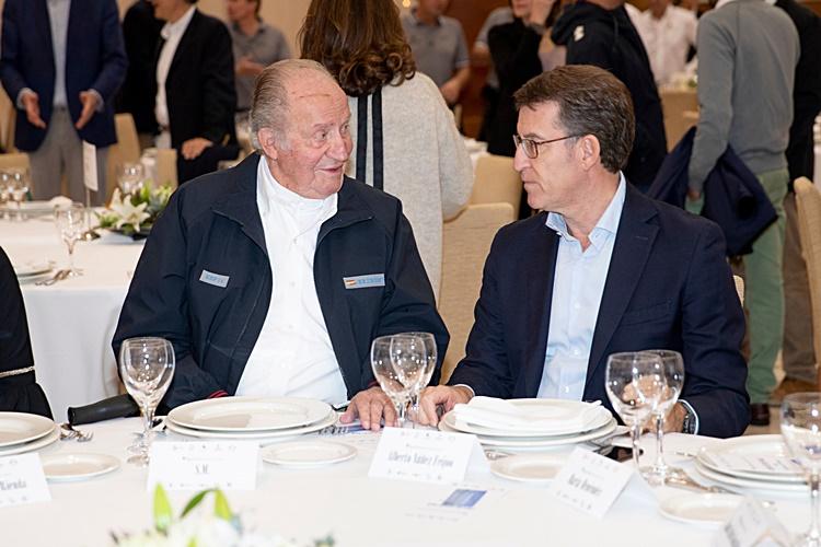 El rey emérito con el presidente de la Xunta de Galicia en noviembre de 2019 en Sanxenxo en la entrega de premios de la Copa de España (Foto: Europa Press/Archivo).