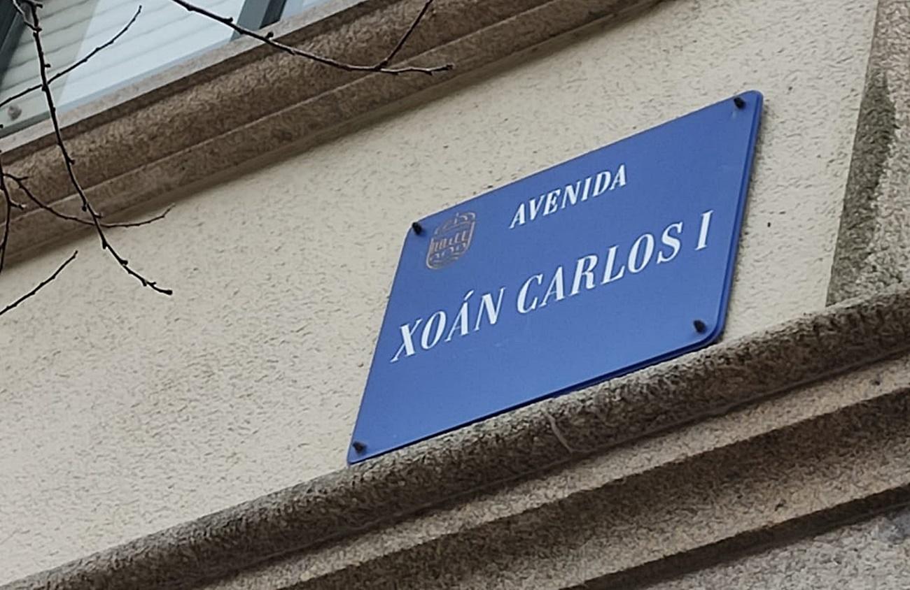 Imagen de la placa con el nombre del rey emérito que aún permanece en la calle hasta que se haga efectivo el cambio (Foto: V.B.)