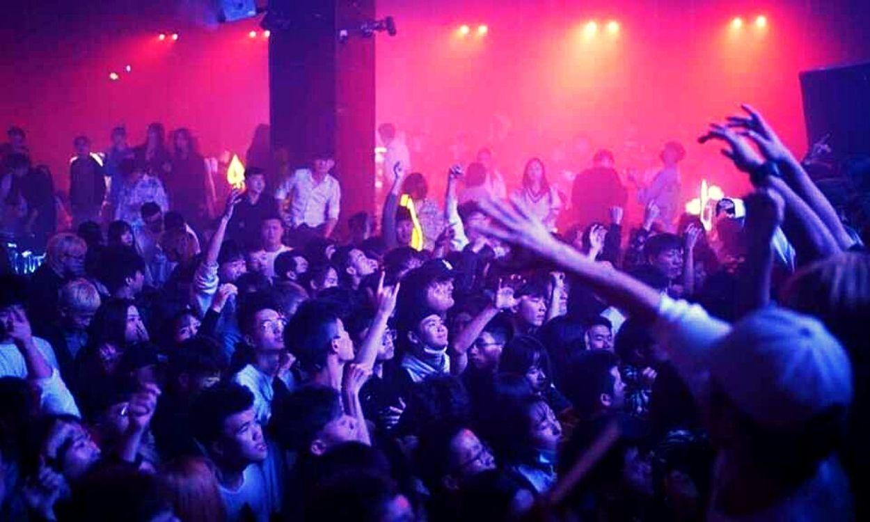 Imagen de la fiesta multitudinaria celebrada en un local de ocio nocturno en Wuhan (China).